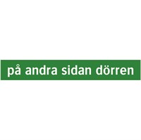 Nödskylt: På andra sidan dörren.