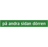 Nödskylt: På andra sidan dörren.